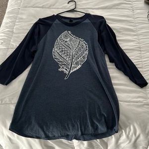 Medium long sleeve graphic t.